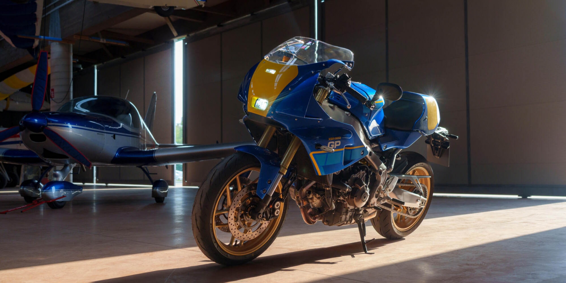 致敬80年代法國高盧戰神！2027 YAMAHA XSR900 GP「傳奇藍」新色發表