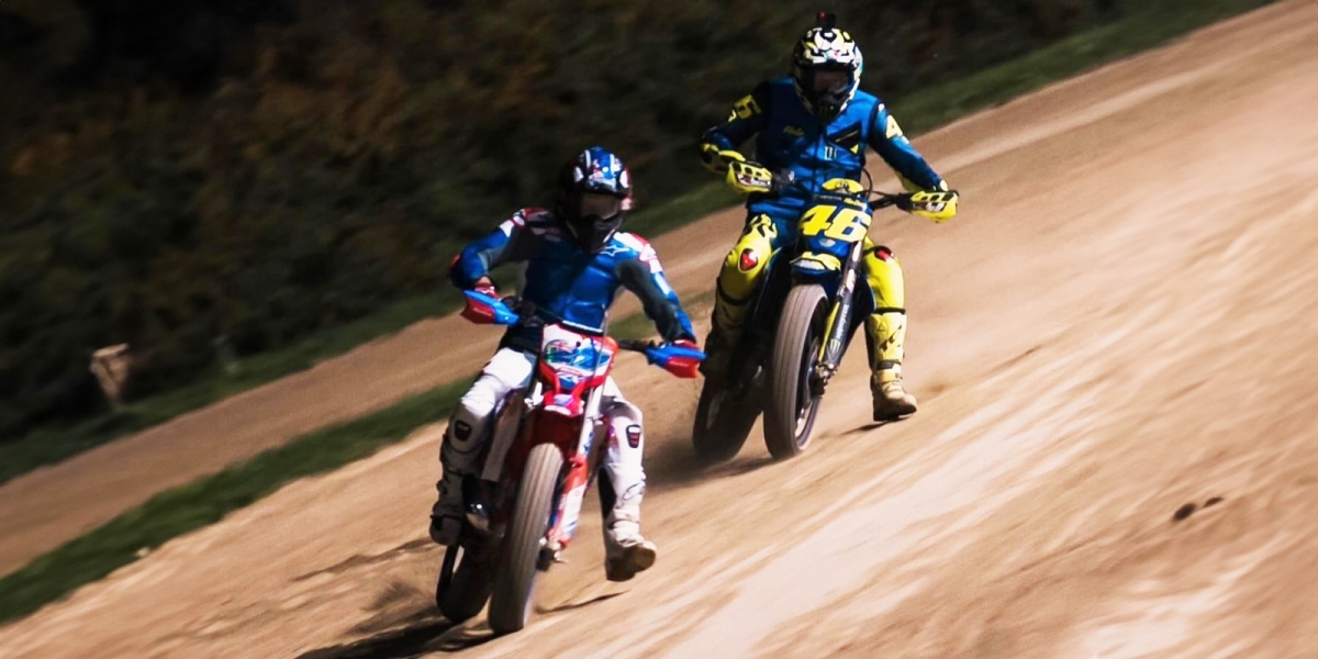 昔日宿敵情懷回歸!Valentino Rossi 與 Casey Stoner 並肩在 VR46 Ranch 滑胎飆沙