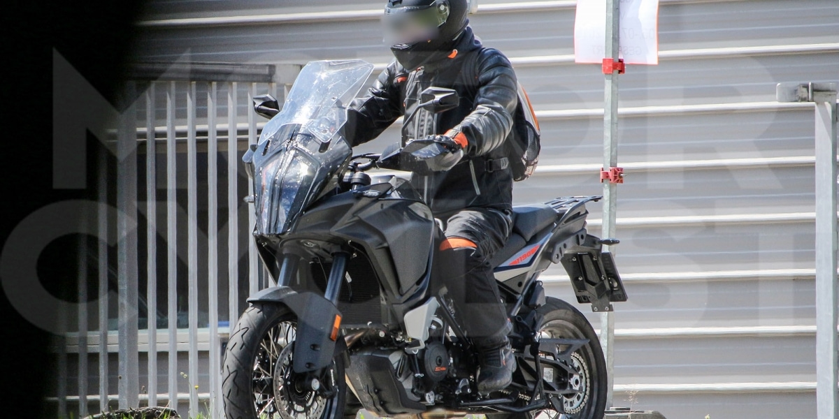 新式樣偽裝車捕獲!2017 KTM 1190 Adventure