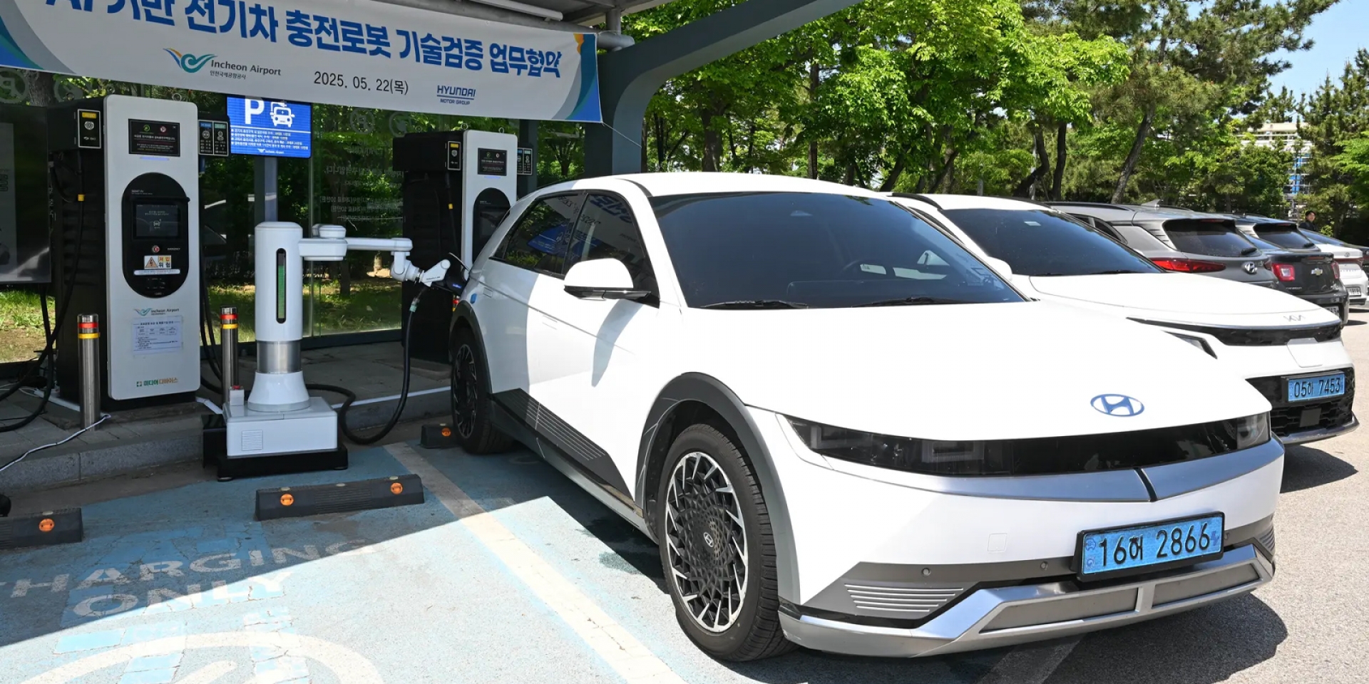 現代汽車聯手仁川機場！AI充電機器人讓電動車充電變超方便