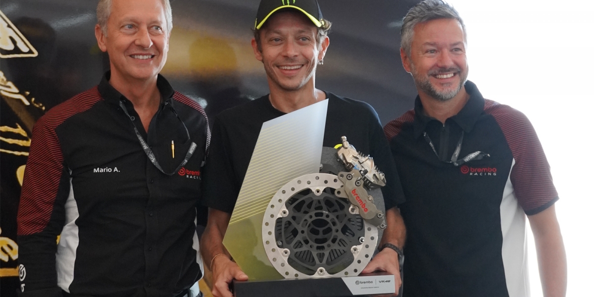 Brembo頒發特製煞車卡鉗獎盃給Valentino Rossi!