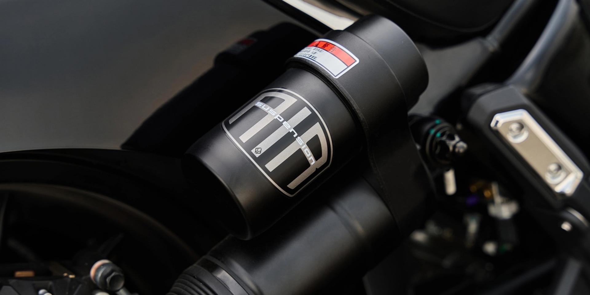 腿短騎士的福音？Benda 巡航車全面搭載氣壓懸吊，停紅燈自動「降車身」帥度滿點