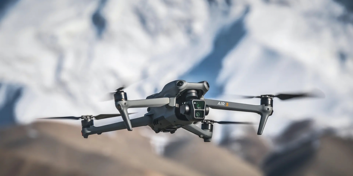 DJI Air 3:雙鏡頭、全向避障、46分續航、更快飛行速度,輕巧空拍機新選擇!