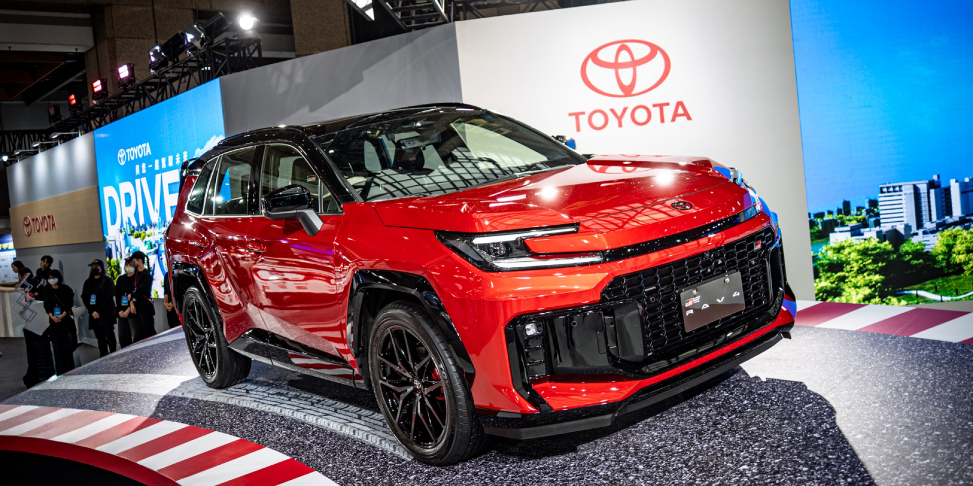 RAV4大改款終於來了！TOYOTA Urban Cruiser純電跑旅同步登台，2026台北車展看點全解析