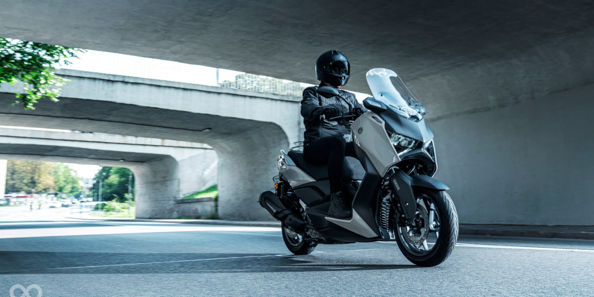 國產的Yamaha大型重機來了！2025 小改XMAX 300 國產版過審，對決 Forza 350 價格成焦點