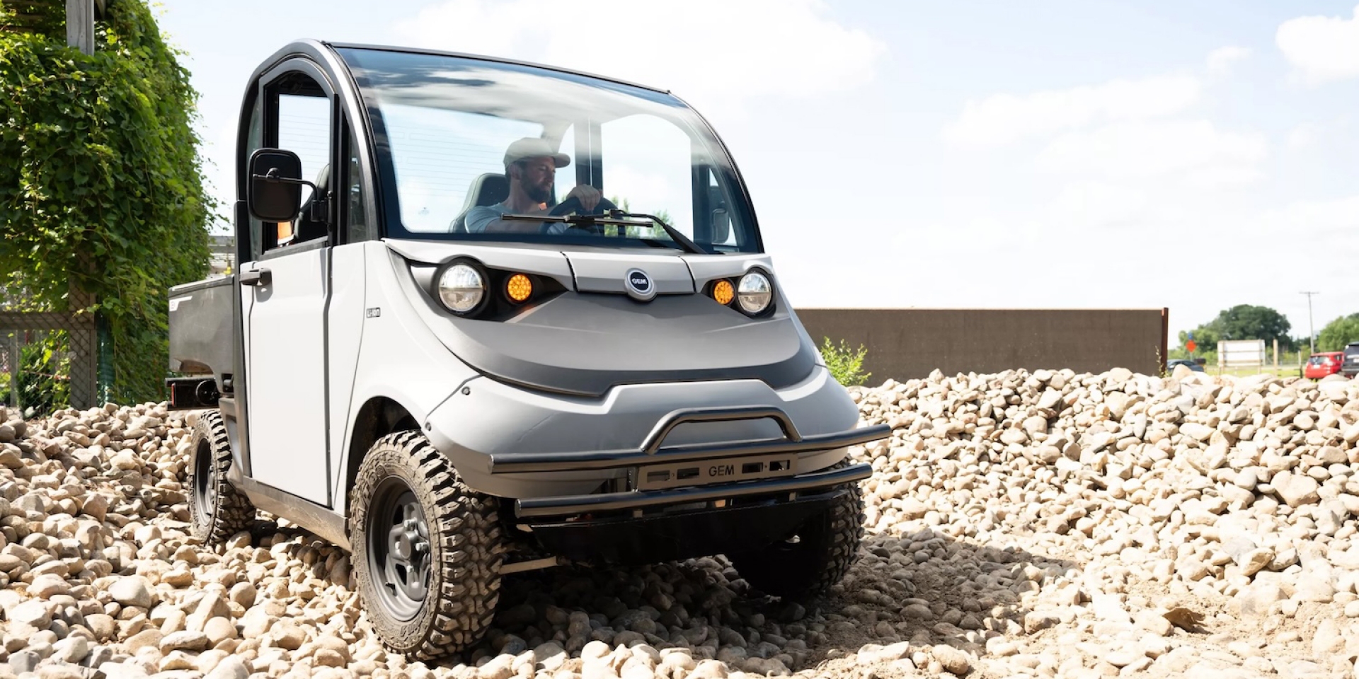 GEM eX 電動 UTV 登場:合法上路、越野全能、可載 567 公斤,從校園到工地都能跑!