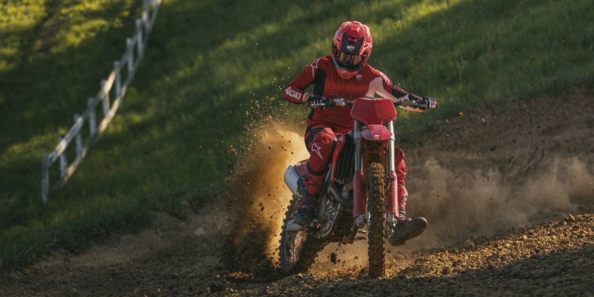 榨出15,000轉的高亢嘶吼！2027 Ducati Desmo250 MX 挾帶 MotoGP 基因狂暴登場，開價 10,595 美元