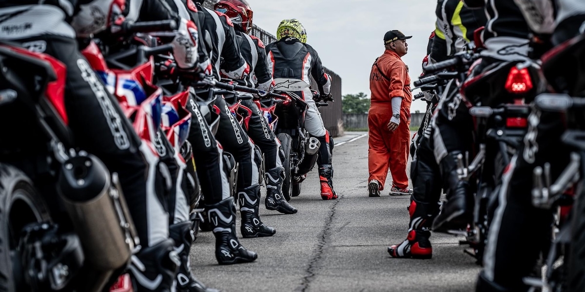 沒裝備也能上賽道！大橋攜手SUPERMOTO8，參加「翹班車手賽道日」即可租全套Alpinstars騎士裝備、租借費用可全額折抵消費