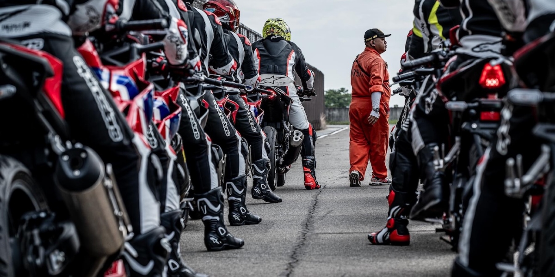 沒裝備也能上賽道！大橋攜手SUPERMOTO8，參加「翹班車手賽道日」即可租全套Alpinstars騎士裝備、租借費用可全額折抵消費