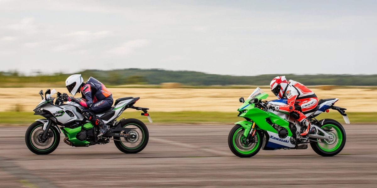 油電起步秒殺公升級仿賽?英媒實測 Ninja 7 Hybrid/Ninja ZX-10R 直線加速大戰!