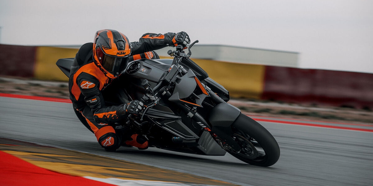 橘色野獸終極進化！限量100台純賽道版 KTM 1390 Super Duke RR Track 霸氣登場，近200匹馬力挑戰極限！