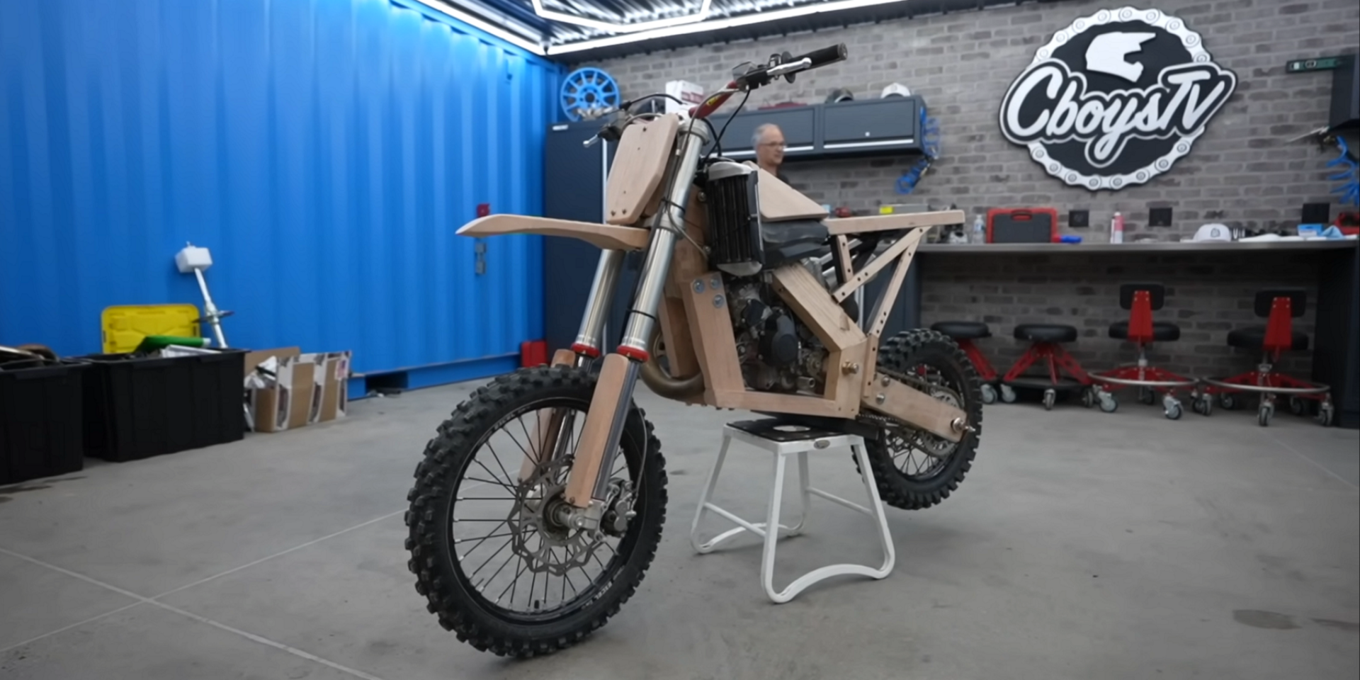 跳脫框架，全車用橡木打造而成！國外YouTuber CyboysTV打造木作GasGas MC 85