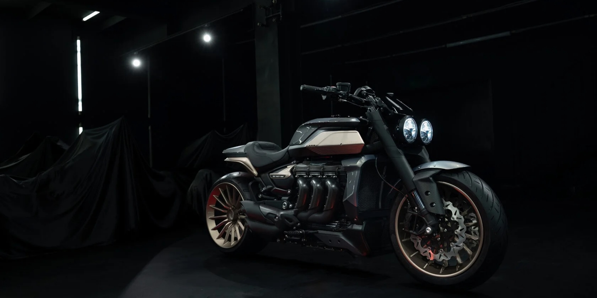280mm 寬胎怪獸！Triumph Rocket 3「AGOSTINO」杜拜狂改版登場