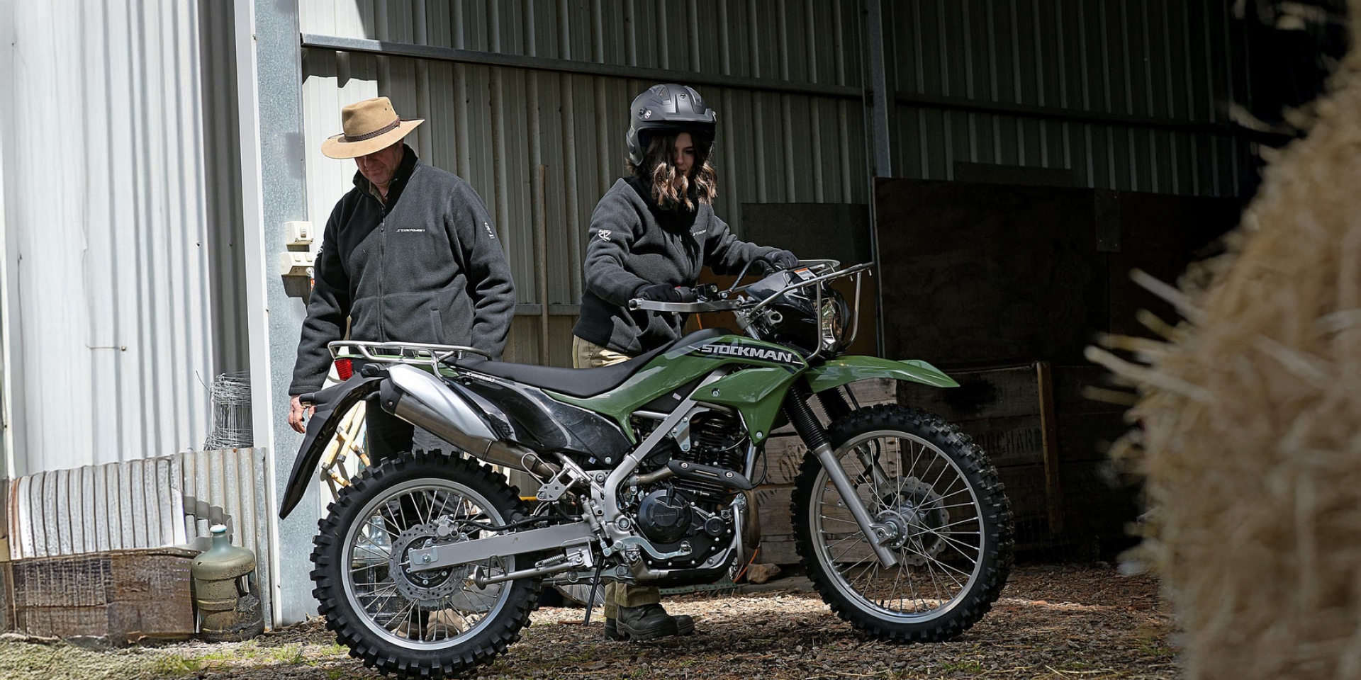 怪騎物語。牧場限定的越野硬漢？Kawasaki Stockman：雙側柱、離合器鎖、載貨載到飽的實用美學！