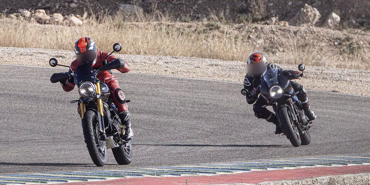 熱血超趴騎姿、前後鋼絲框上身!Triumph Speed 400 RR 與 Scrambler 400 XE 間諜照曝光