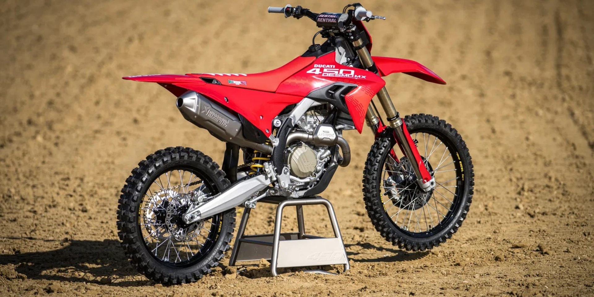 Ducati Desmo450 MX：賽車複製版套件登場，從排氣管到起跑裝置一次到位