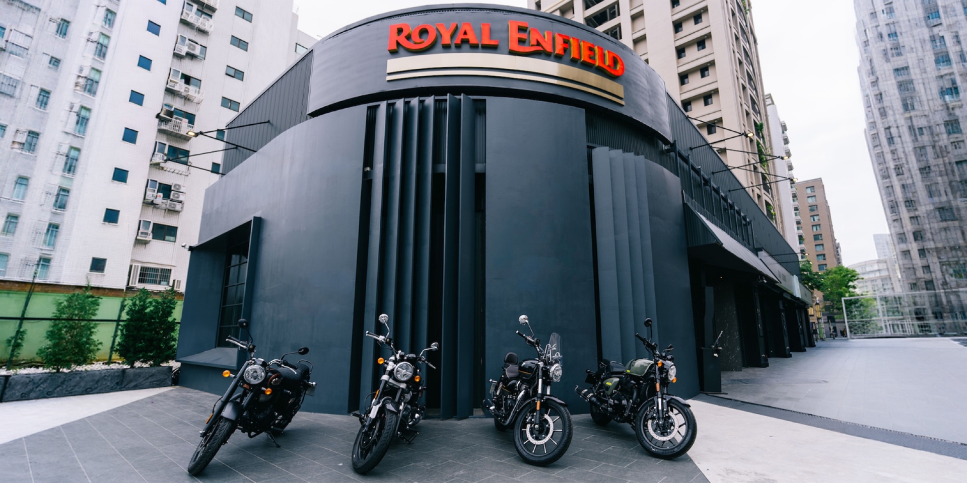 英倫經典的南向擴張！Royal Enfield 高雄旗艦店正式開幕，原廠復古安全帽同步登台