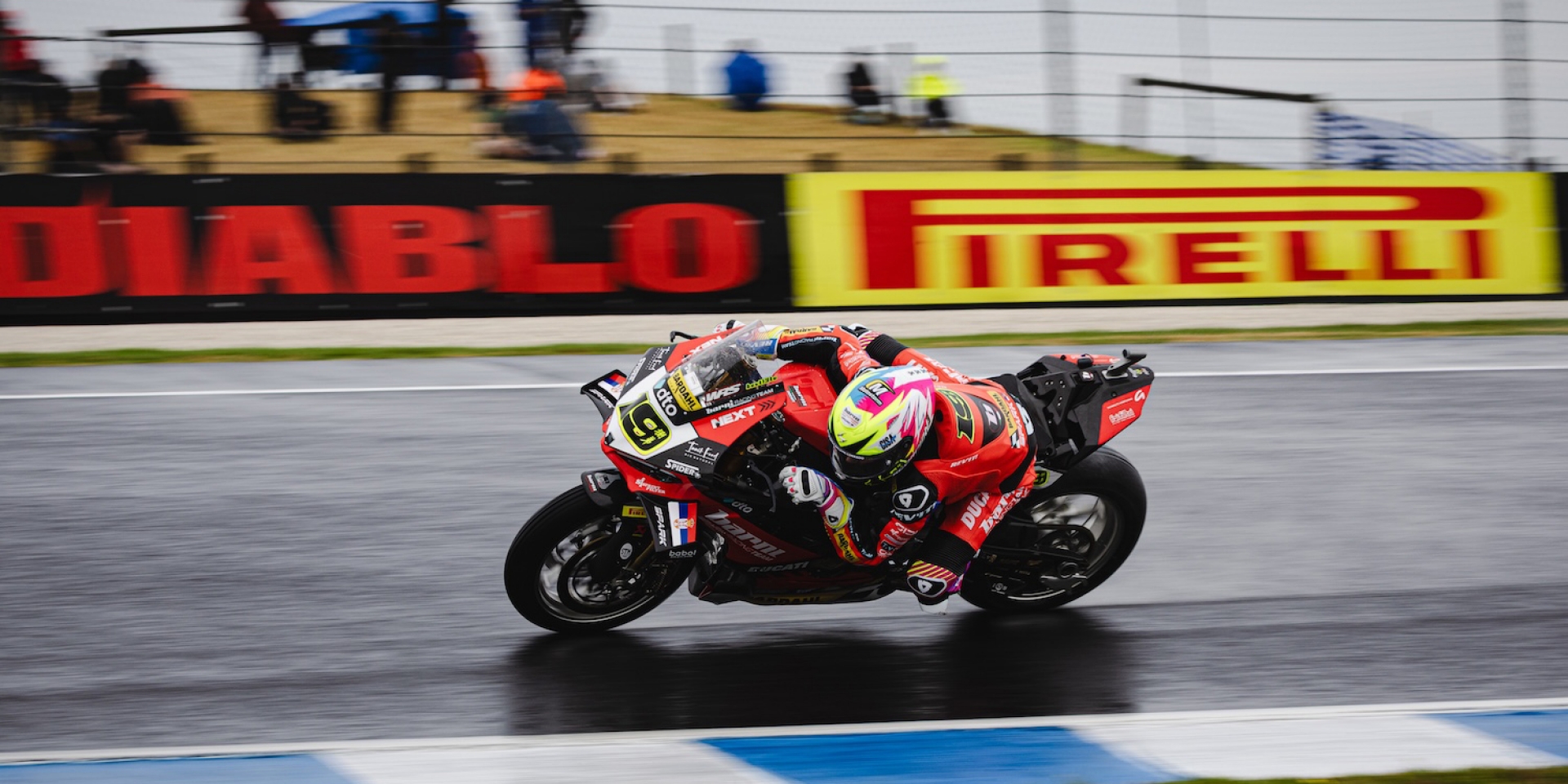 2026 WorldSBK 澳洲站：Bulega 統治菲利浦島，倍耐力新舊開發胎成勝負關鍵