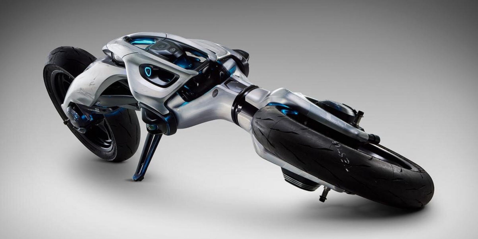 Yamaha MOTOROiD:Λ 能「自己起身、自己學習」的 AI 機車夥伴，正式進化登場！
