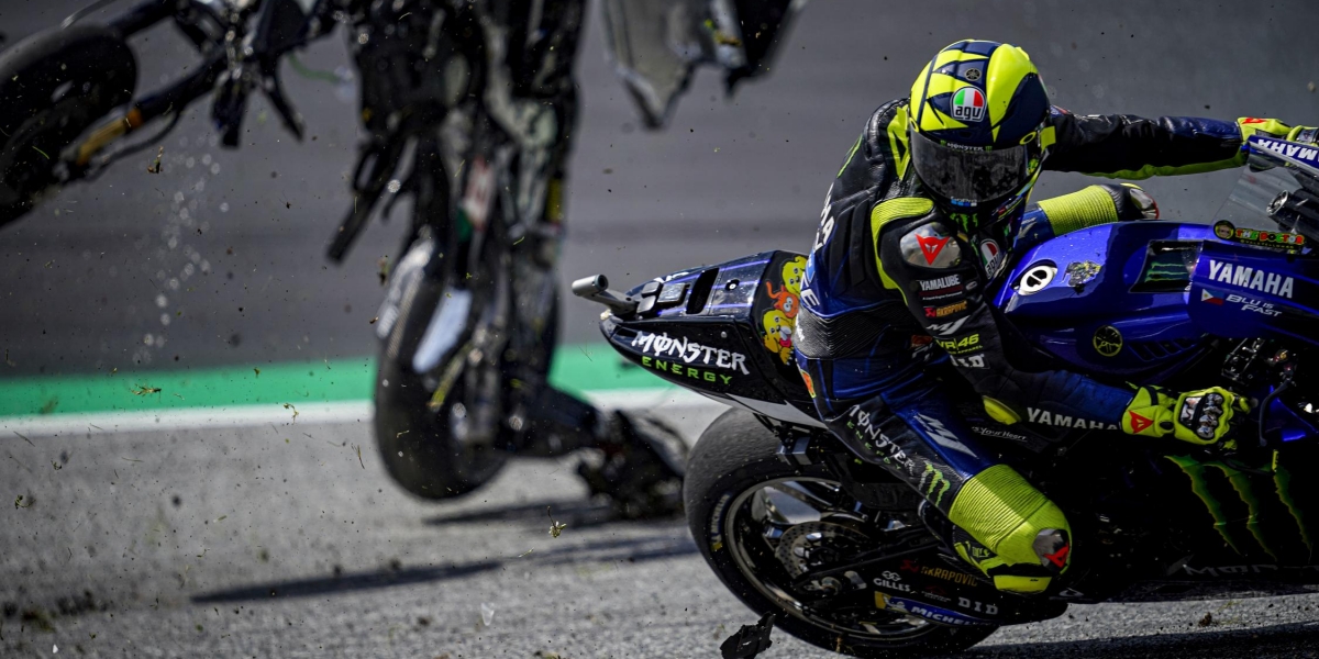 把車丟到空中甩!奇蹟般的躲過奧地利嚴重事故,Valentino Rossi:真的有夠恐怖!太可怕了!