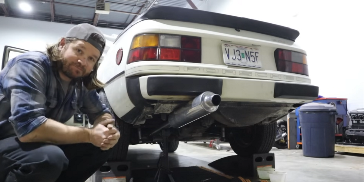機車排氣管移植!國外YouTuber將三種不同廠牌機車排氣管裝上1987年Porsche 924S