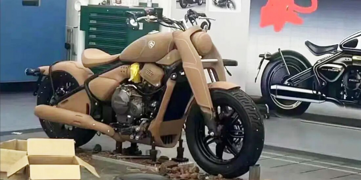 Hossack前叉配硬尾單座!宗申 Cyclone RA 600 油土模型搶先曝光