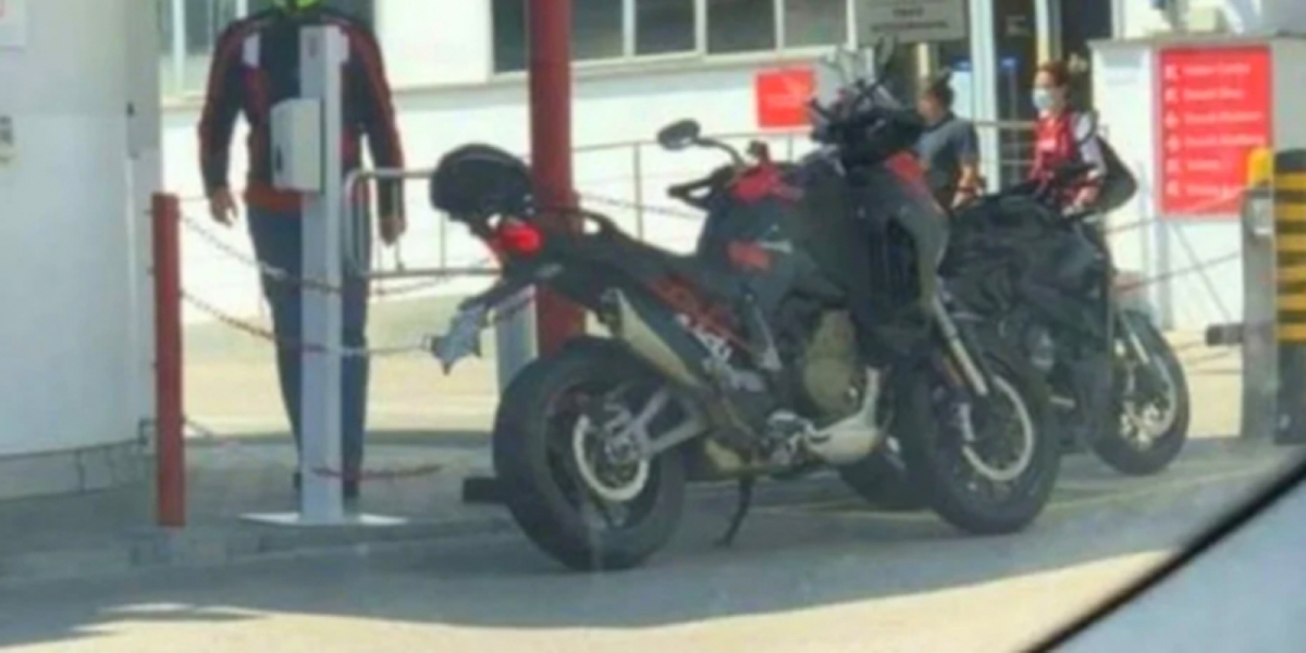 街頭幹架王V2、電子鳥派克峰特仕版?DUCATI雙車間諜照曝光!