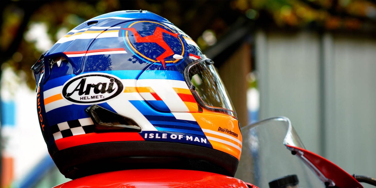 Arai 帥氣回歸! 第 15 頂曼島 TT 紀念版安全帽強勢登場!
