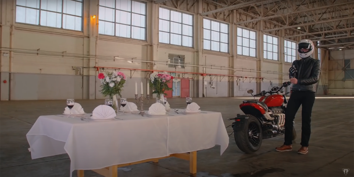 叛逆火箭的餐桌考驗!TRIUMPH ROCKET 3 R 挑戰抽桌巾特技。