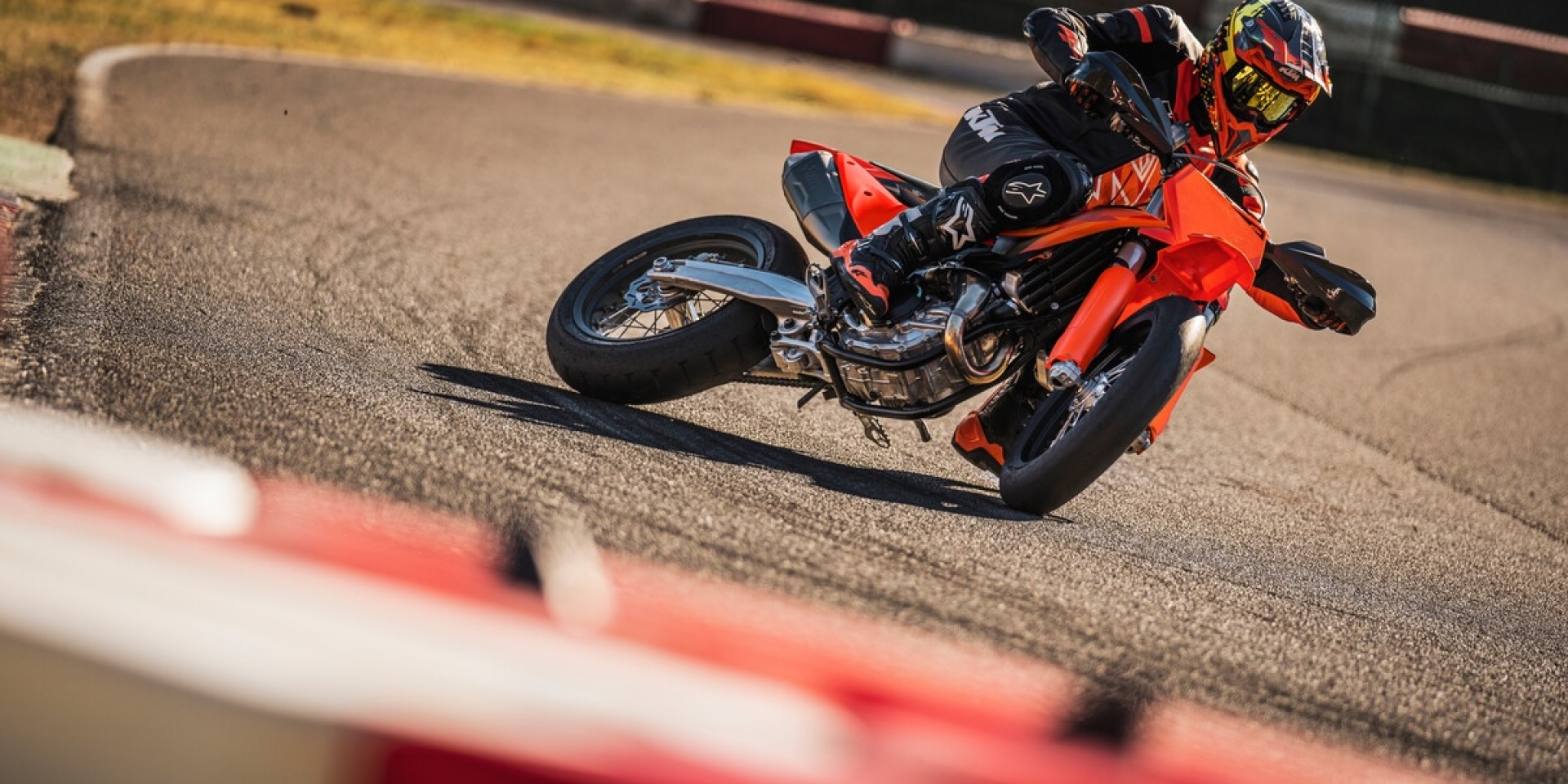 KTM 450 SMR 2027 年式登場！延續 S1GP 冠軍血統，450 c.c. 單缸、WP XACT 與 Brembo 全上陣