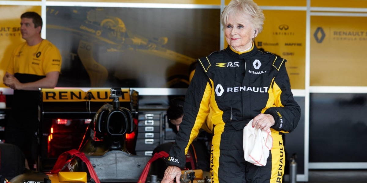 這次是來真的,79歲阿嬤開Renault F1賽車!