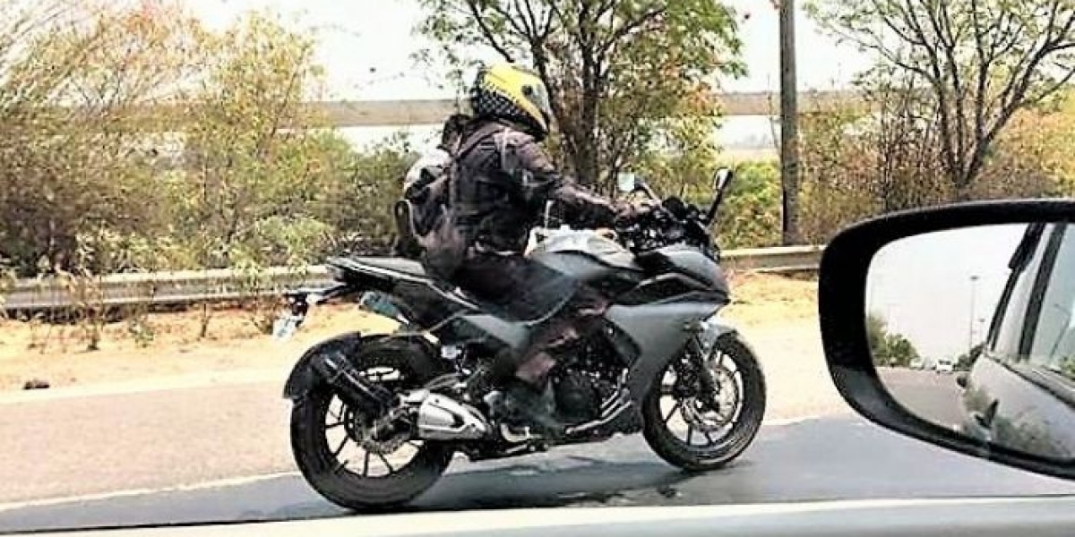 印度路上發現YAMAHA FZ25 有罩版本!