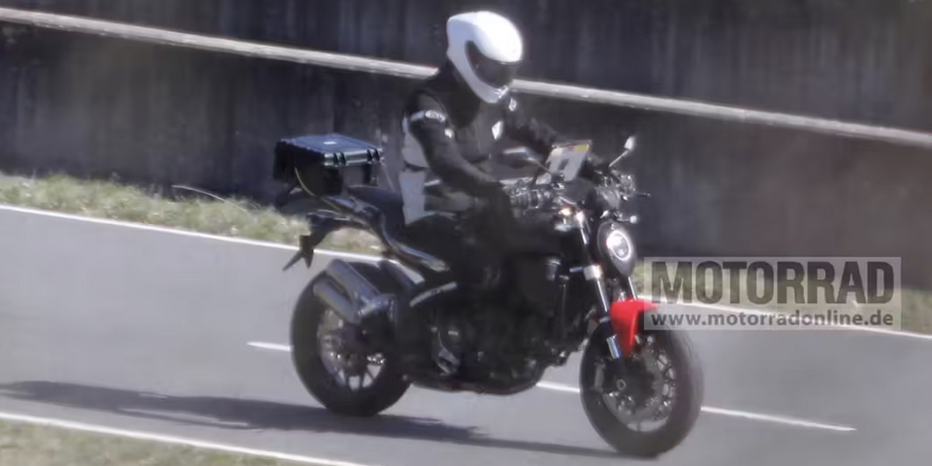 54.4公斤輕量化V2引擎上身！Ducati Monster V2 間諜照曝光