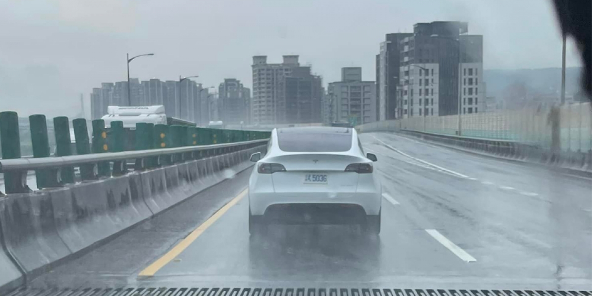 驚見Tesla Model Y 現身台灣街頭! 終於要引進了嗎?