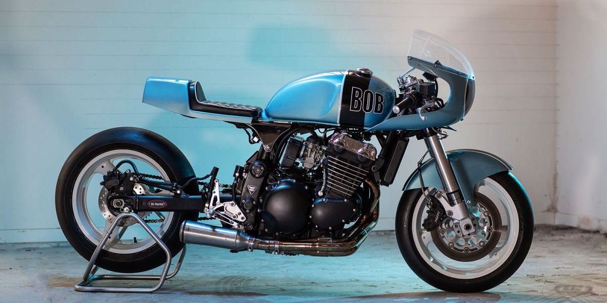 一襲藍色西裝的英倫老紳士。Triumph Legend TT