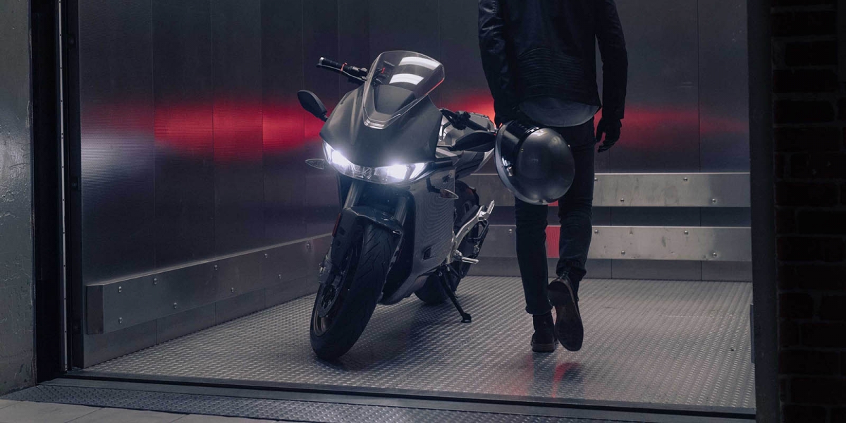 趴車才有漂亮數字?Zero SR/S正式登場 有罩車款終於現身