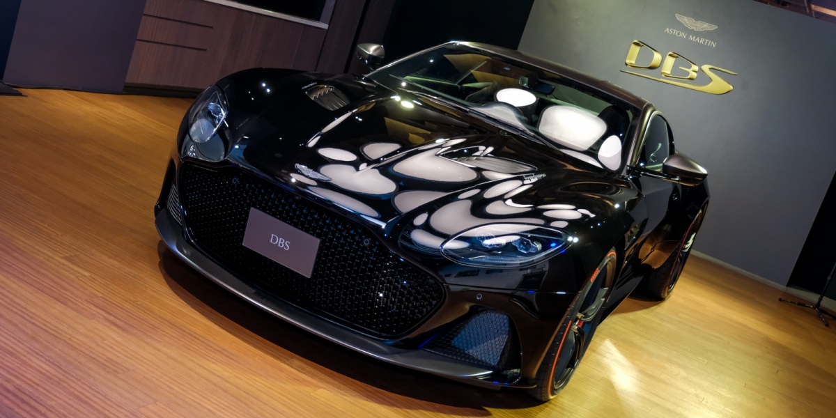 紳士的性能旗艦座駕。ASTON MARTIN DBS Superleggera