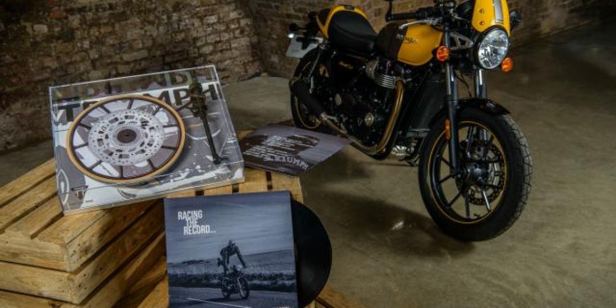 向次文化致敬。TRIUMPH x REGA 聯名黑膠唱盤機與唱片
