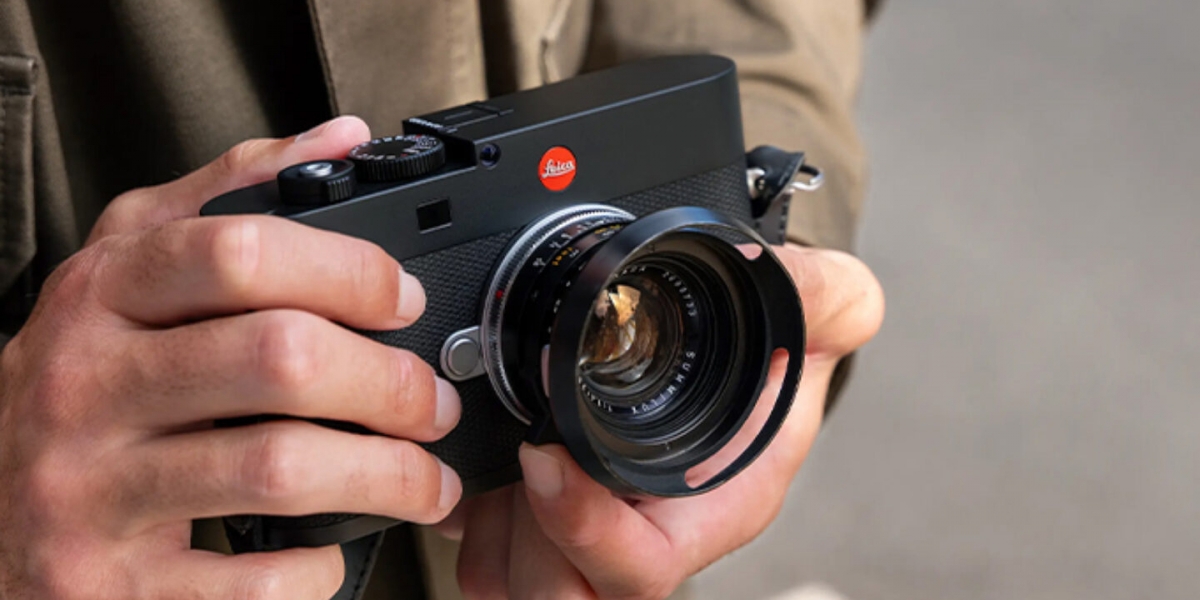 Leica M EV1 是首款取消光學測距器的 M 系列相機,改用 576 萬像素 EVF,搭載 M11 同級感光元件與處理器,售價約 NT$28,800。
