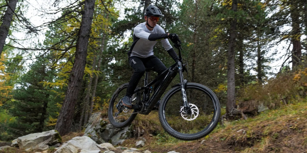 85 Nm 扭力、340% 助力,山道狂飆無阻!Flyer Uproc Evo 碳纖維e-MTB