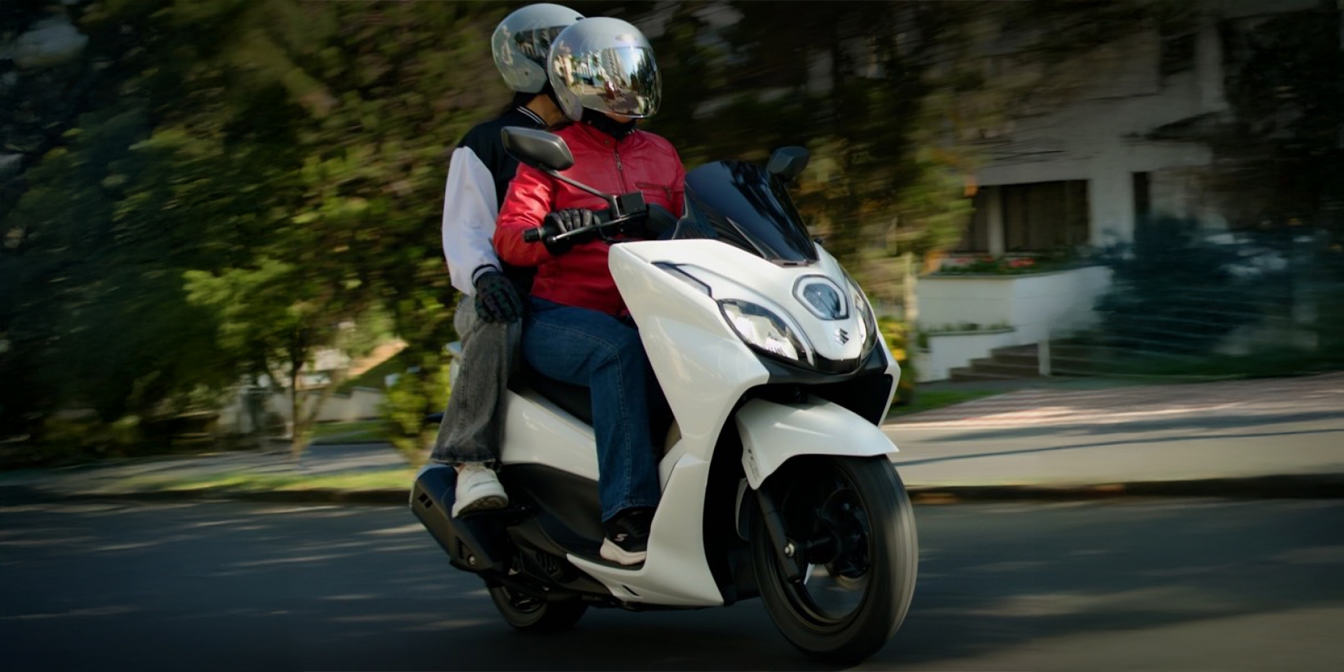 漢堡人家族添新丁！SUZUKI Burgman 15 震撼發表：150c.c. 龍骨跑旅、14吋大腳配智慧儀表，白牌市場又一黑馬？
