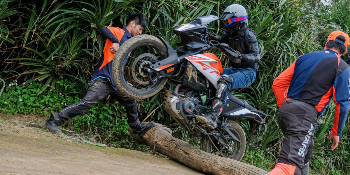 KTM RIDERS ACADEMY 越野訓練「銀質」課程!跨越30cm倒木、飛越土丘 扎實課程讓你成為ADV高手