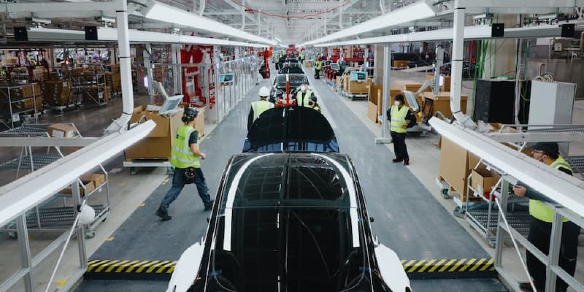 員工上班不方便?Tesla直接買下鐵路打造新車站!