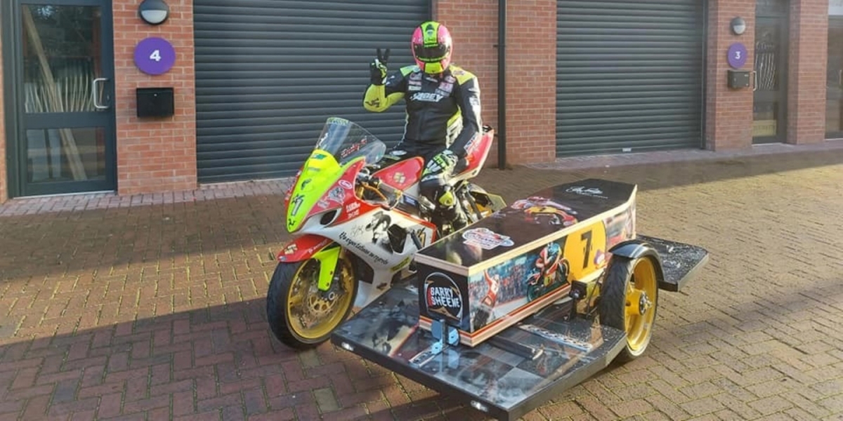 時速200的仿賽靈車!英國狂人用GSX-R1000改裝靈車,送你騎進另一個世界。
