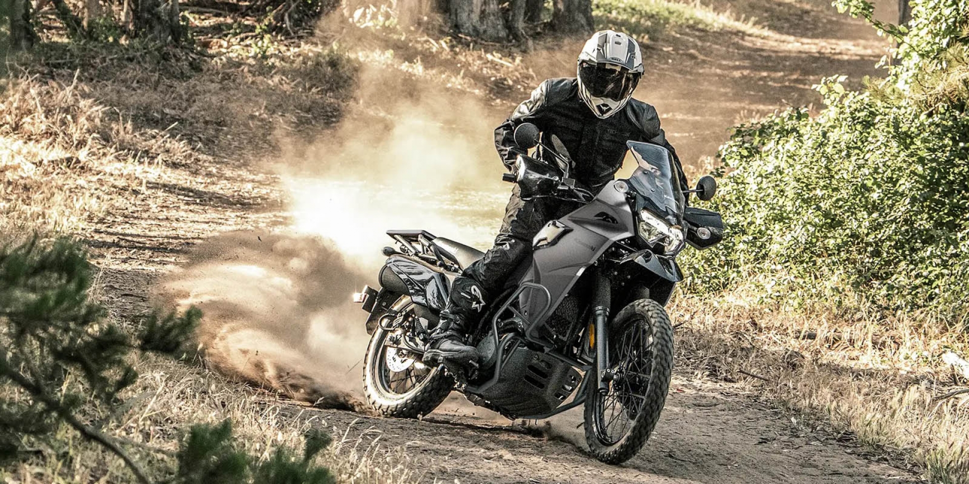 23公升巨無霸油箱、標配防倒保桿、螺絲都徹底黑化！2027 KAWASAKI KLR650 DF ABS北美發表