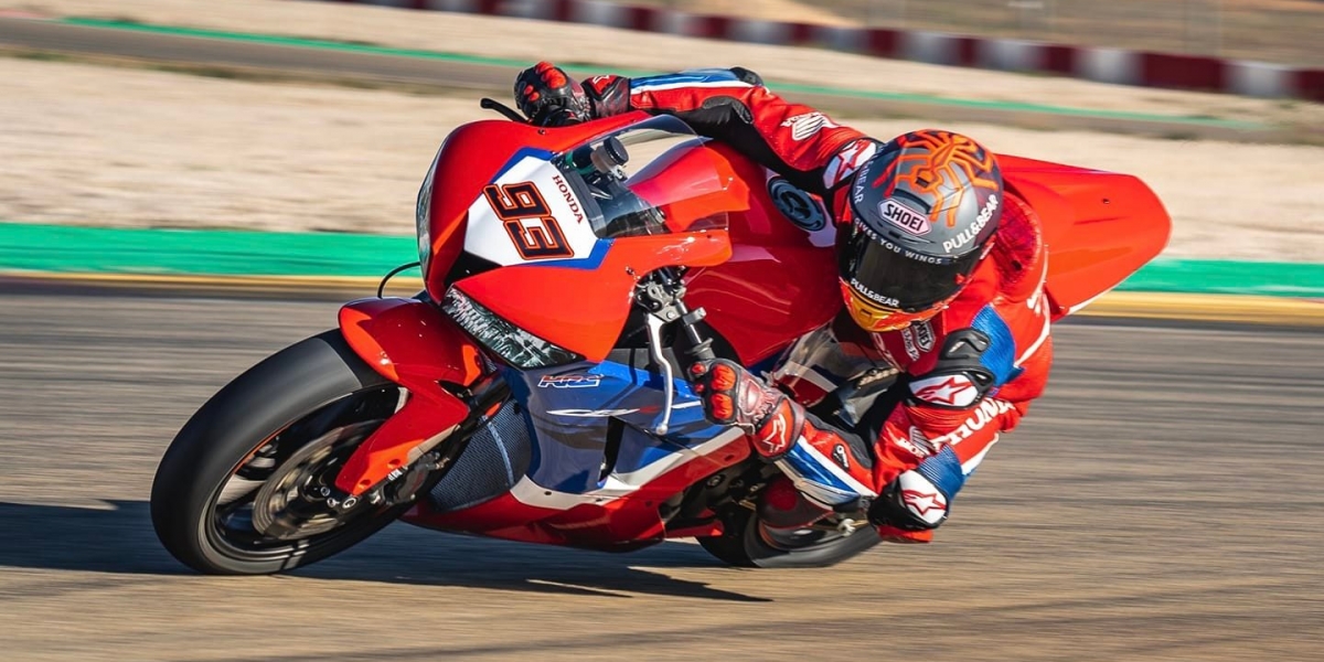 視力OK!Marc Marquez在Aragon賽道上用CBR600RR進行訓練!