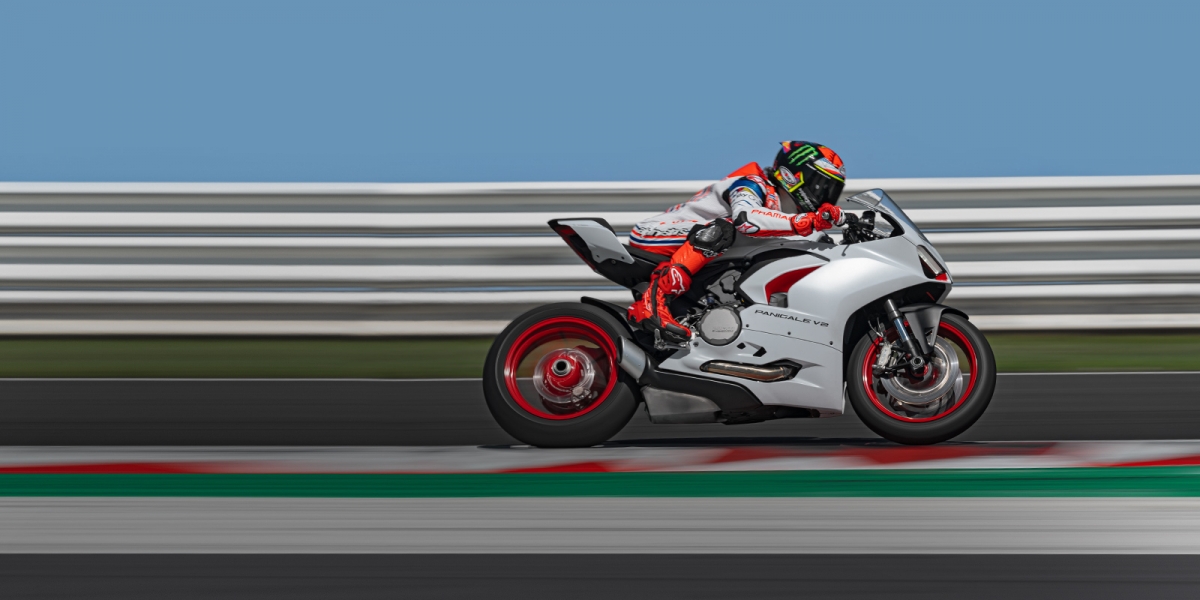 白色就好漂亮嘛!DUCATI New Panigale V2 White Rosso 新色登場 x Pecco Bagnaia 賽道試駕