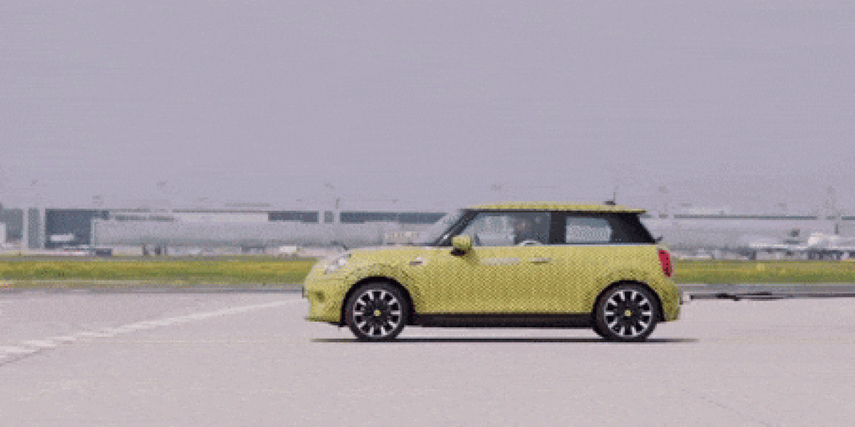 Mini變身肌肉車?Cooper SE EV拉著波音777F行駛
