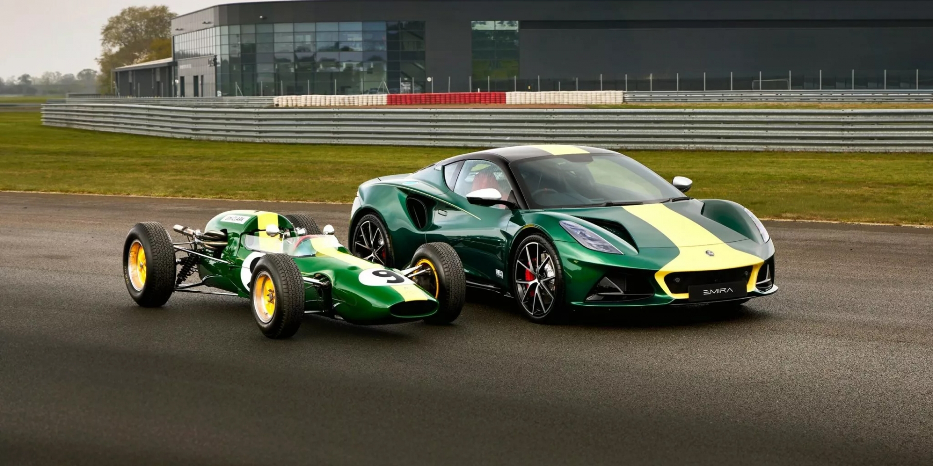 向傳奇致敬：Lotus 推出 Emira Clark Edition，向賽車傳奇 Jim Clark 致敬