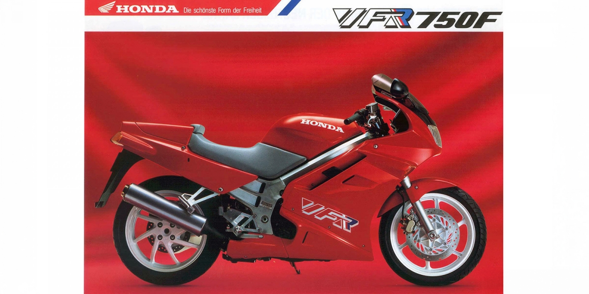 怪騎物語。Honda VFR750F：從賽道到長途旅行，Honda V4家族的傳奇進化！